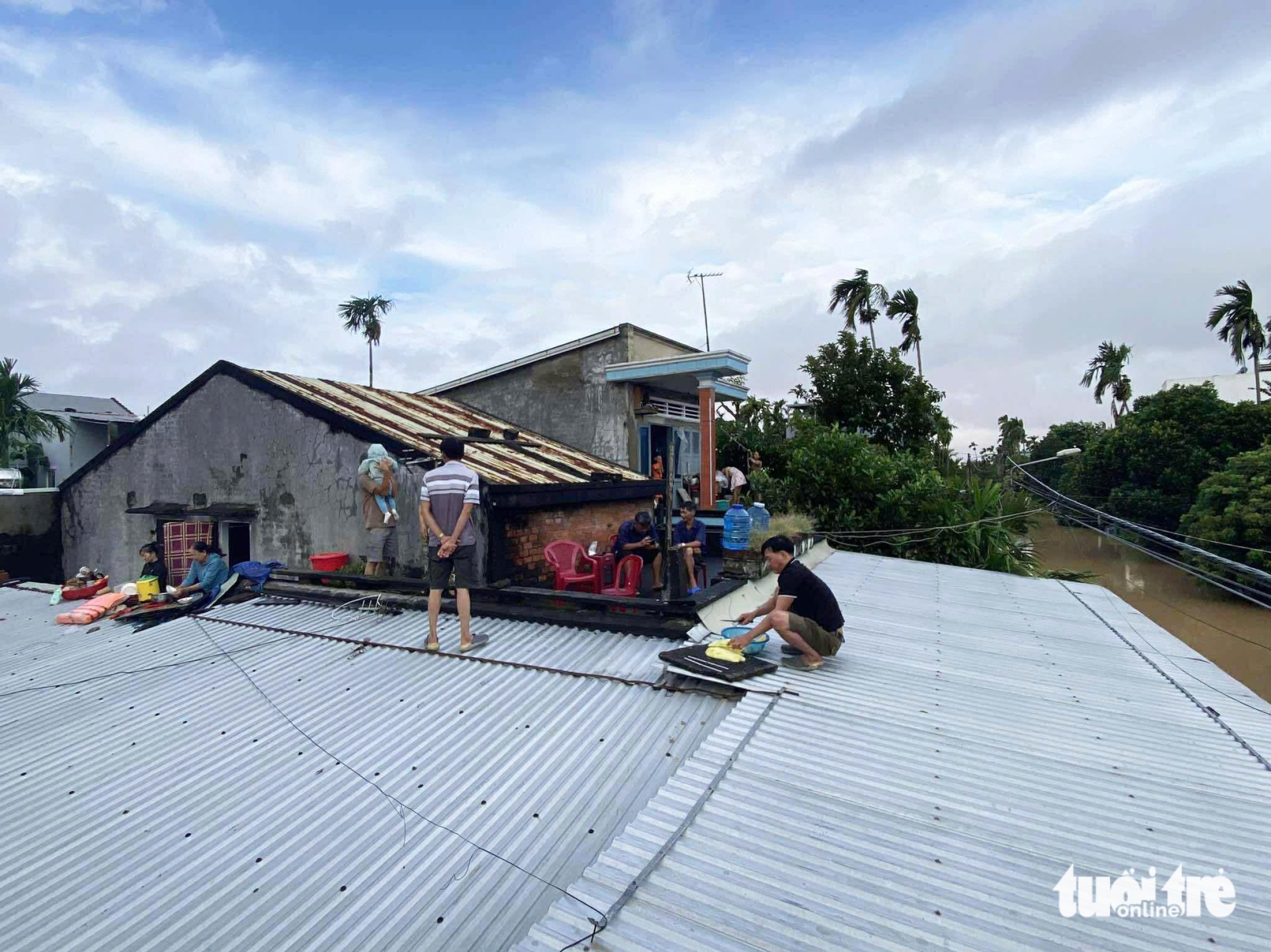 10月28日上午洪水:Thu Bồn河、Vu Gia河洪水缓慢下降,许多地区仍深陷淹没